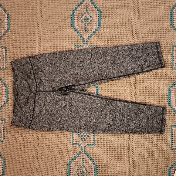 🔴 🔚🔜Victoria Secret Sport Knockout Capri Leggings. - Picture 1 of 10